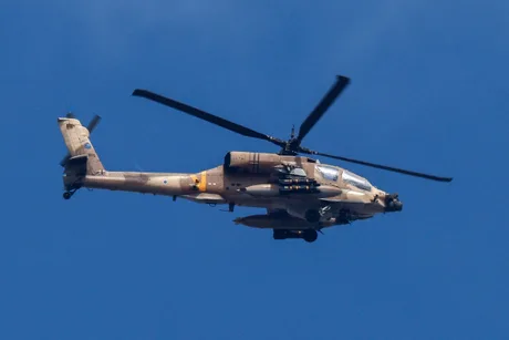 Elicopter Apache „Echo” zburând pe cerul Israelului.
