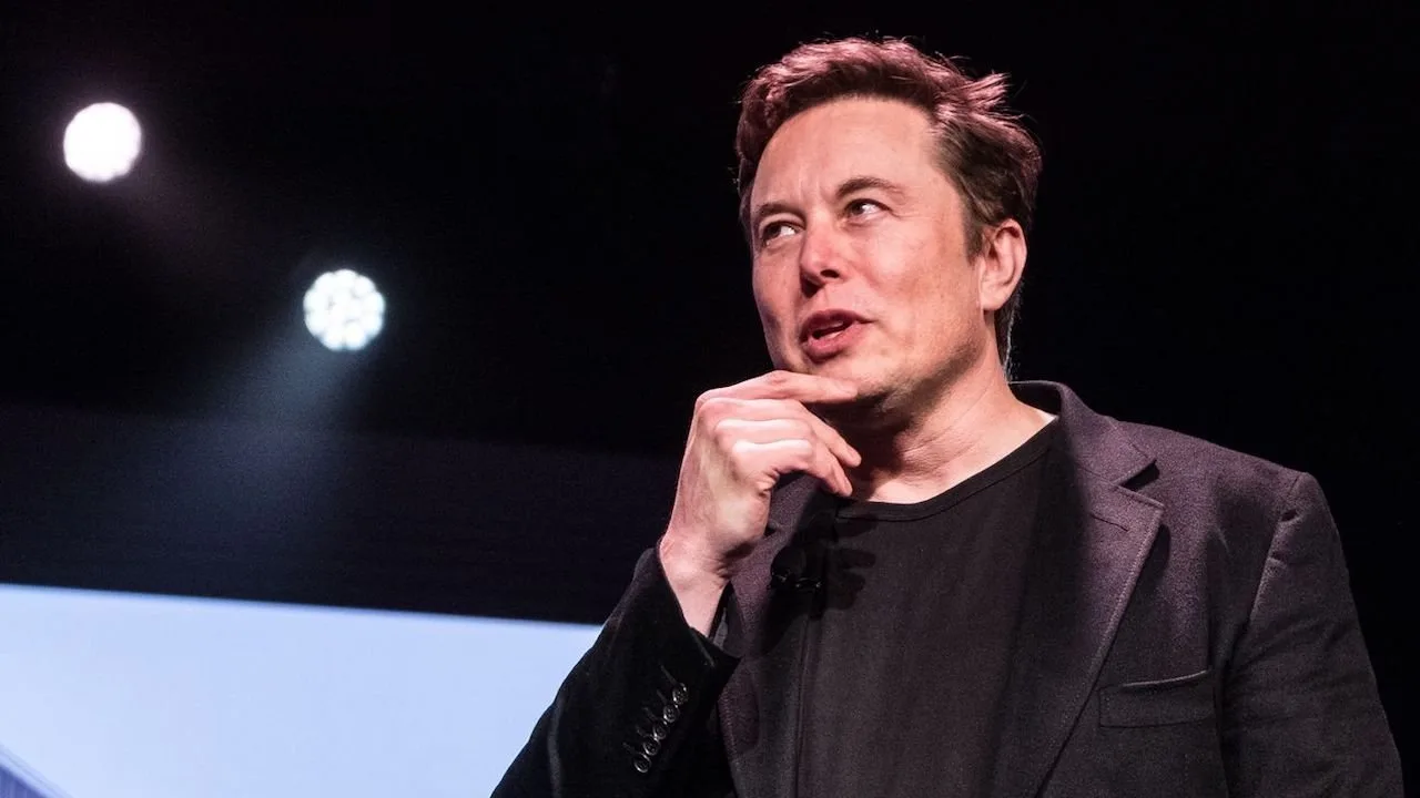 Elon Musk discutând despre un nou prototip de dispozitiv AI pentru consumatori.