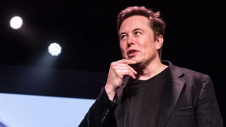 Elon Musk discutând despre un nou prototip de dispozitiv AI pentru consumatori.