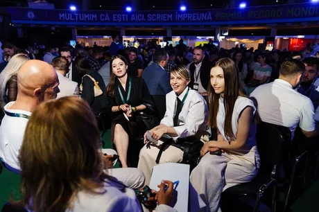 Participanți la un eveniment de networking în București, interacționând într-un mediu dinamic.