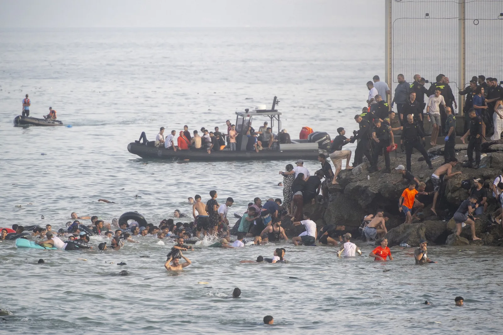 Migranți încercând să ajungă în Ceuta, în fața unei situații tensionate la frontieră.