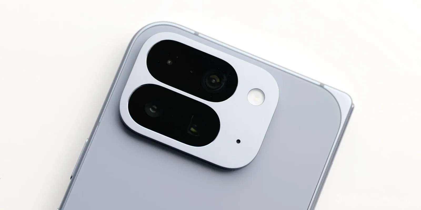 Randare a telefonului Pixel 11 Pro Fold în culoarea Pine, cu un bliț mare și design elegant.