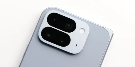 Randare a telefonului Pixel 11 Pro Fold în culoarea Pine, cu un bliț mare și design elegant.
