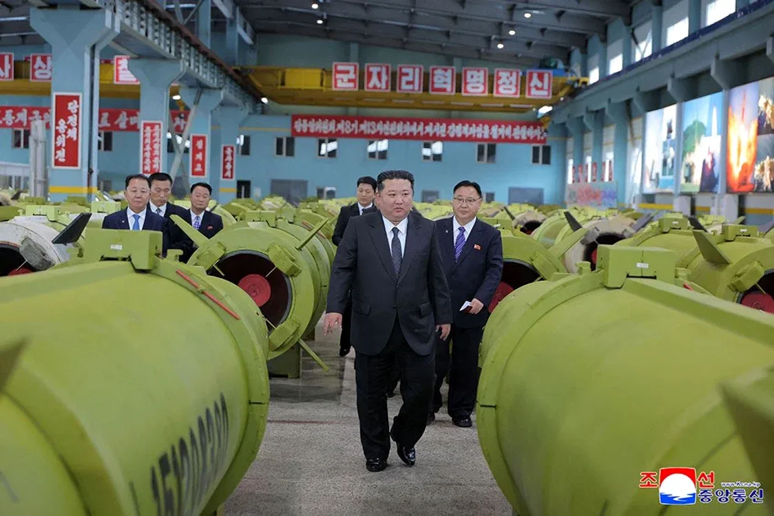 Kim Jong-un inspectează rachete în cadrul unui test militar important.