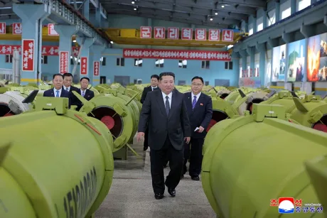 Kim Jong-un inspectează rachete în cadrul unui test militar important.
