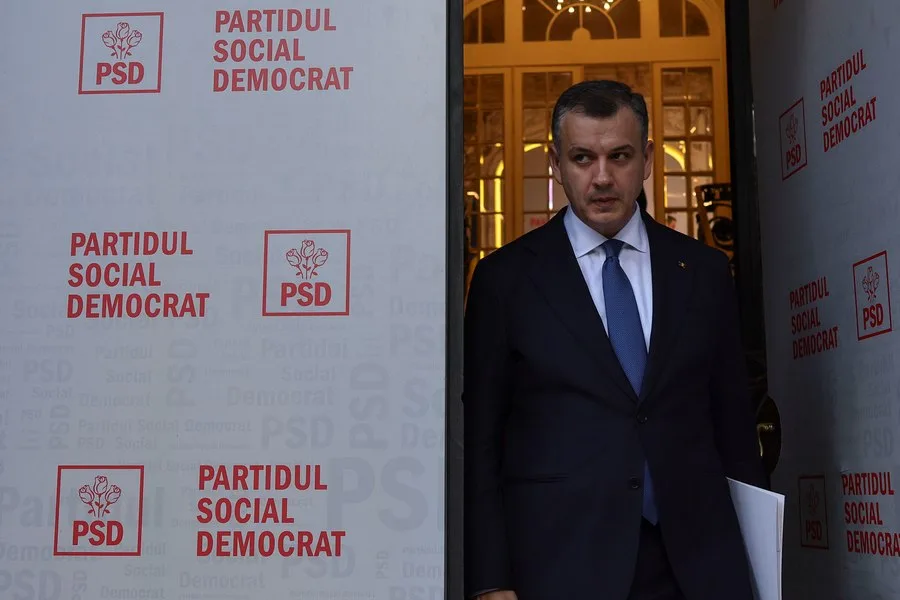 Adrian Veștea părăsește sediul PSD după o întâlnire importantă.