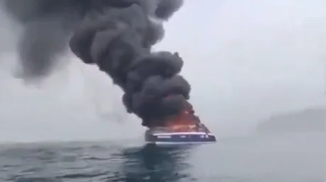 Nava comercială atacată în Marea Caspică, cu fum și flăcări vizibile.