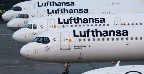 Avioane parcate la un aeroport, simbolizând criza combustibilului pentru aviație.