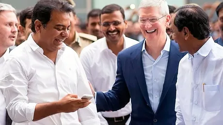 Reuniune între oficiali și reprezentanți Apple în India, zâmbete și discuții despre afaceri.