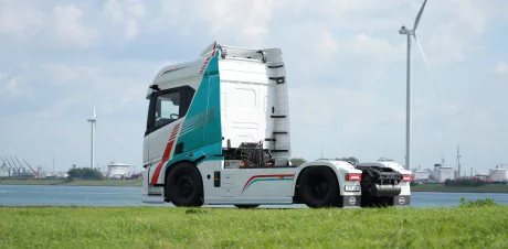 Camion electric ETT 44, pregătit pentru transport eficient și ecologic.