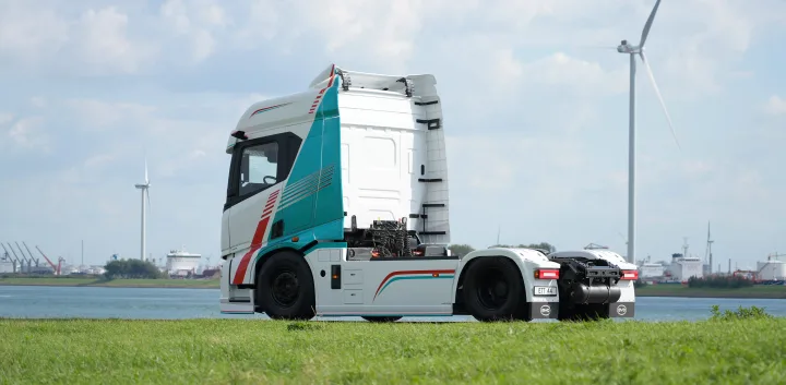 Camion electric ETT 44, pregătit pentru transport eficient și ecologic.