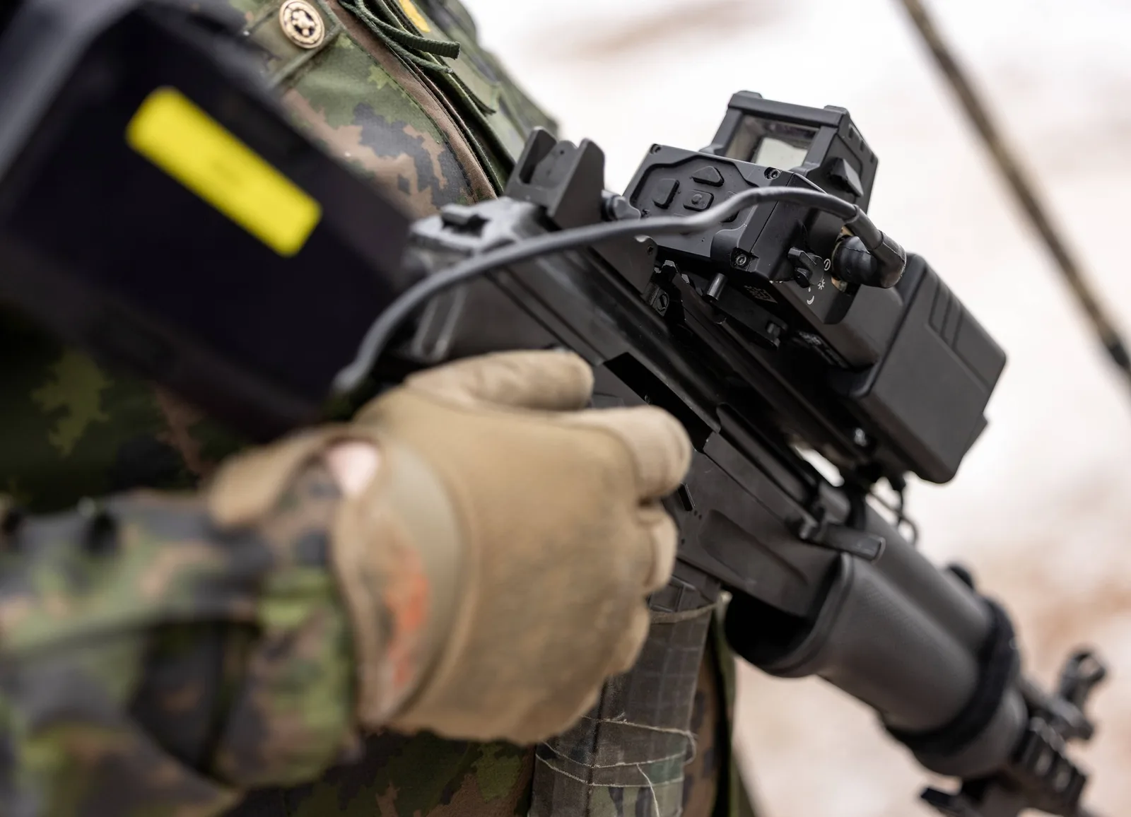 Soldat finlandez pregătit pentru exerciții de mobilizare la granița cu Rusia.