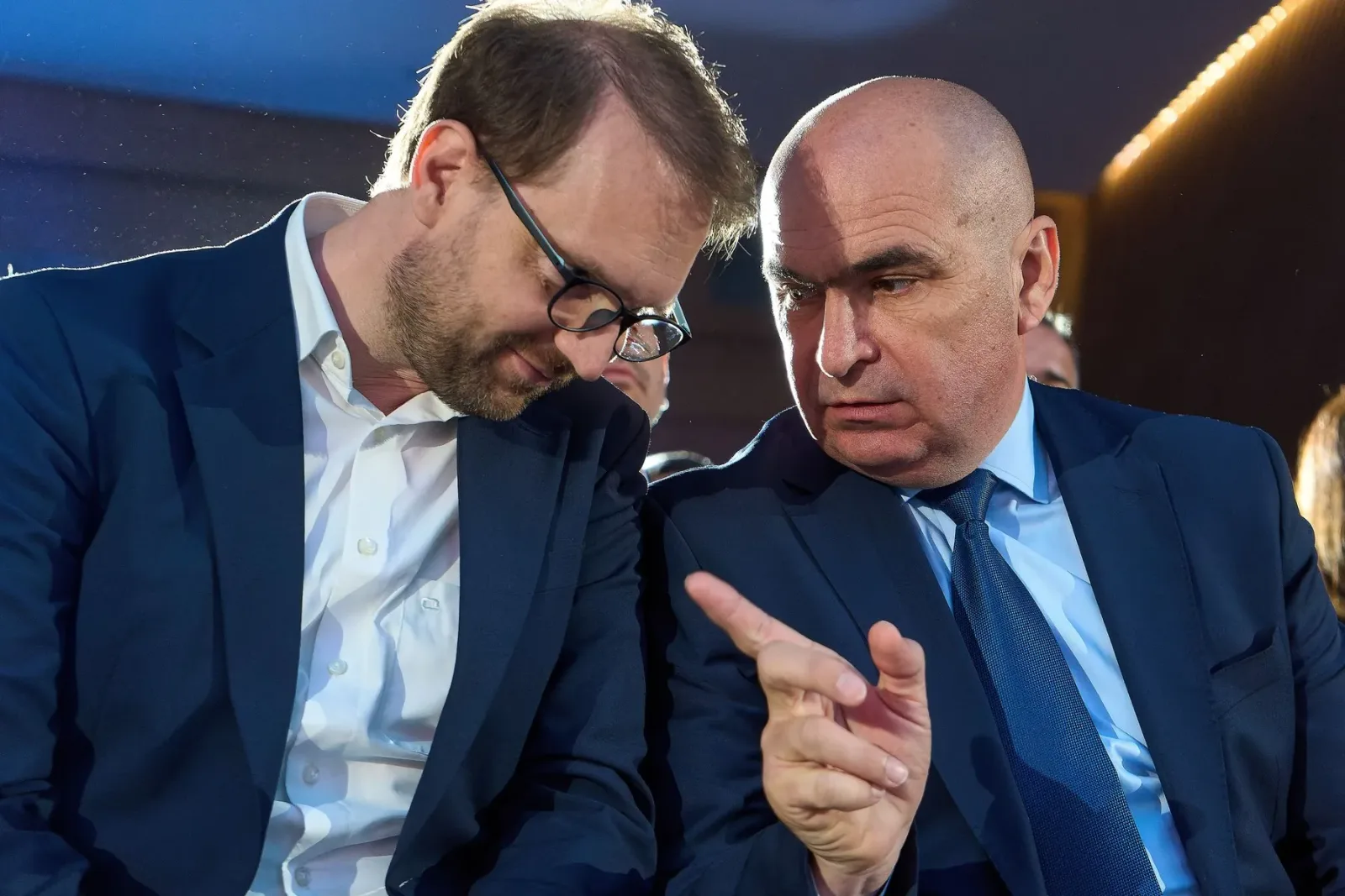 Discuții intense între liderii politici despre legea integrității.