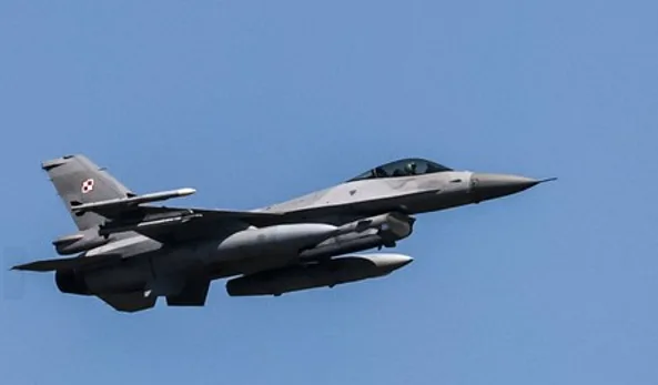 Avion F-16 polonez în zbor, pregătit pentru interceptare aeriană.