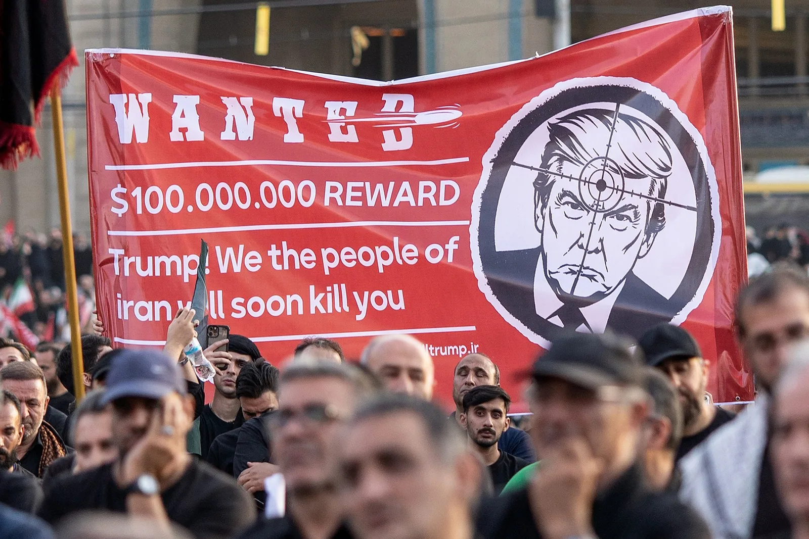 Protestatari la funeraliile lui Khamenei, cu mesaje anti-Trump și apeluri la violență.