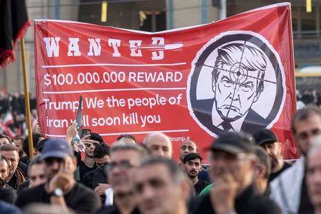 Protestatari la funeraliile lui Khamenei, cu mesaje anti-Trump și apeluri la violență.