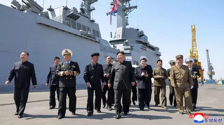 Kim Jong Un inspectează distrugătorul Choe Hyon în portul Nampo.