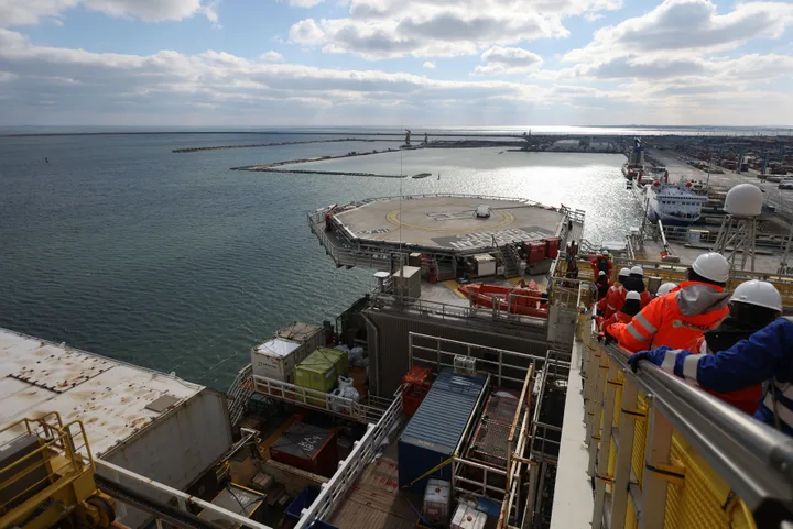 Perspectivă asupra unei platforme maritime în port, cu activitate intensă.