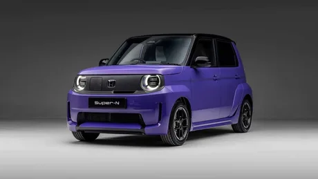 Hatchback electric compact, design modern și autonomie urbană.