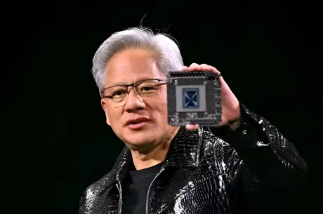 Jensen Huang prezentând un procesor NVIDIA într-o conferință tehnologică.