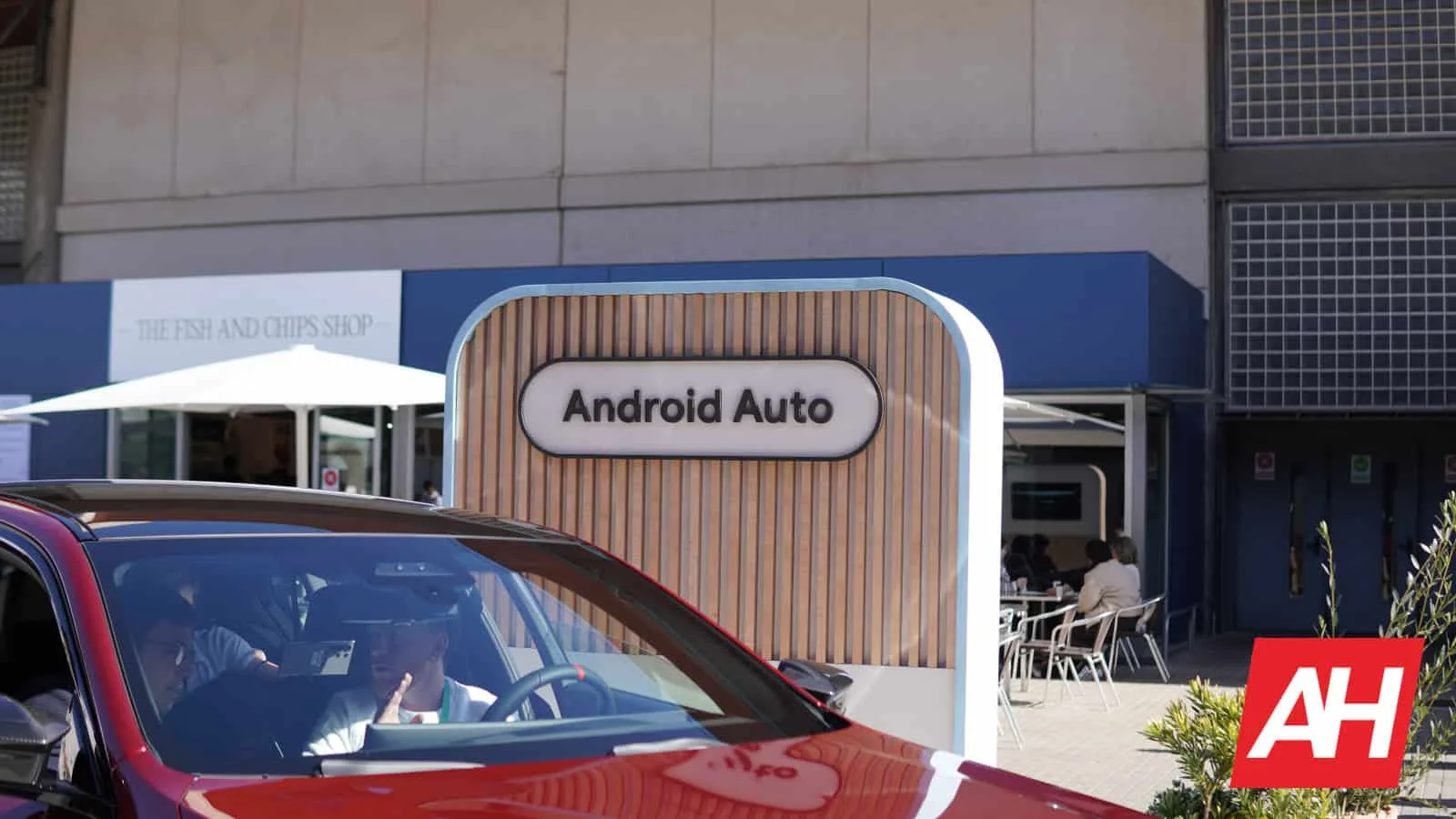 Schimbări în integrarea Android Auto și Apple CarPlay în mașini.