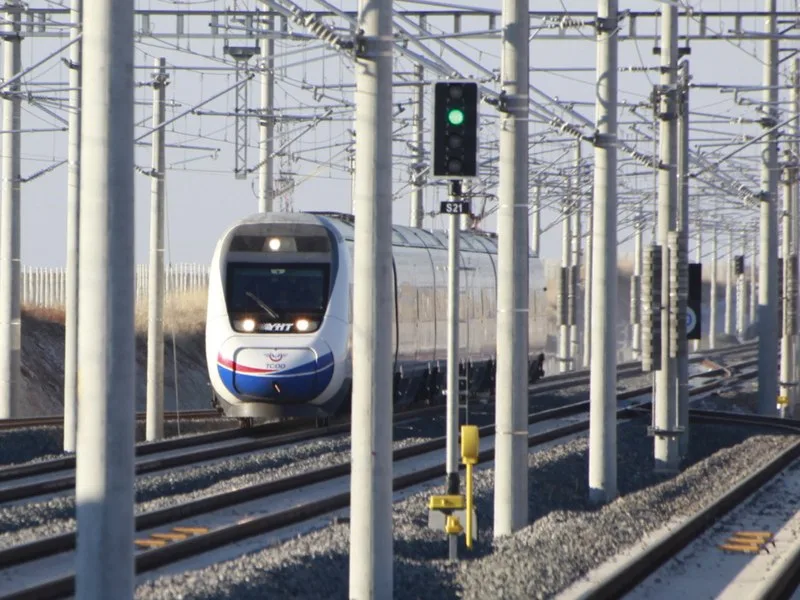 Tren de mare viteză pe o linie feroviară modernă din Turcia.
