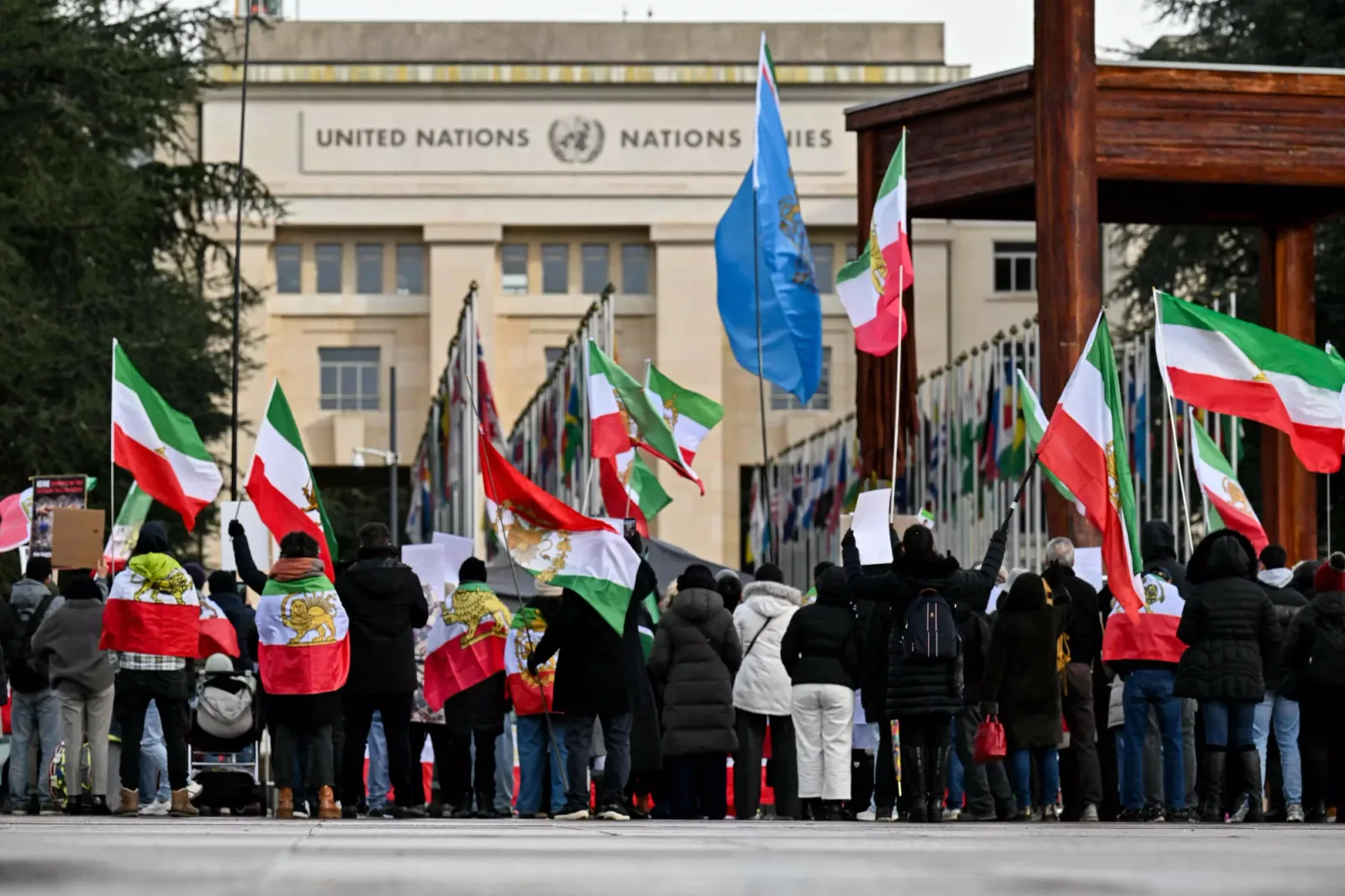 Protestatari cu steaguri iraniene la sediul ONU în Geneva.