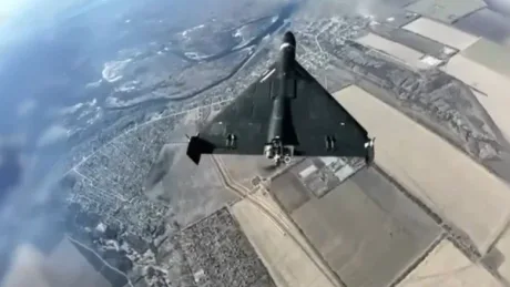 Dronă-interceptor Sting zburând deasupra peisajului rural.