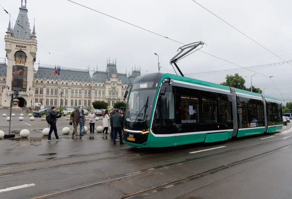 Tramvai modern Bozankaya în Iași, îmbunătățind transportul public local.
