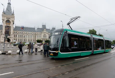 Tramvai modern Bozankaya în Iași, îmbunătățind transportul public local.