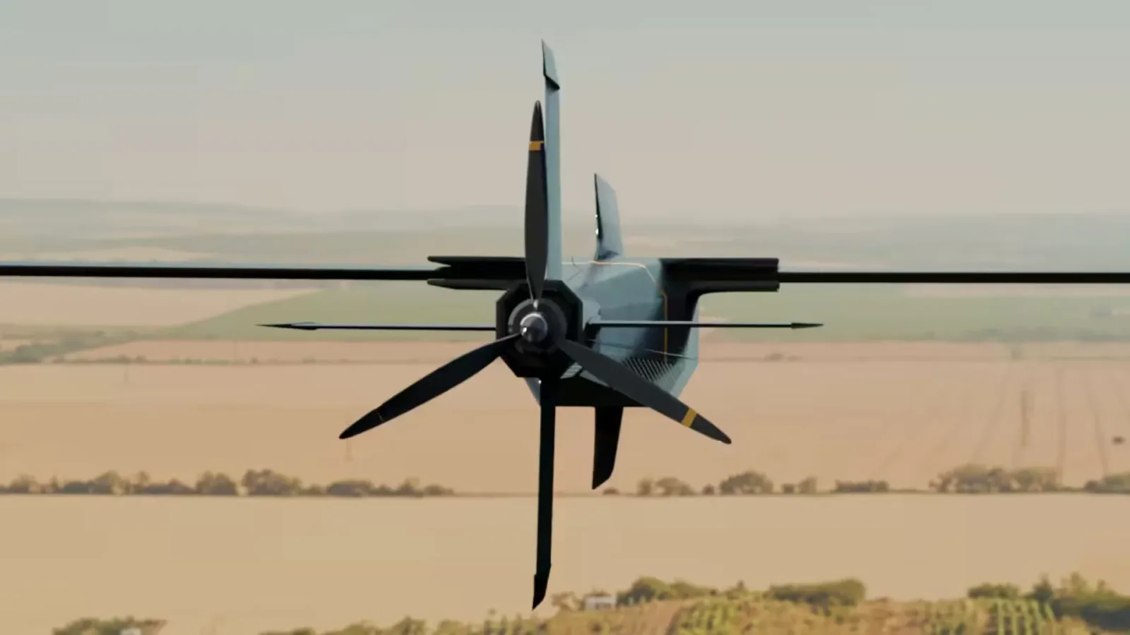 Dronă kamikaze FV-014 în zbor, cu aripi aerodinamice și propulsie electrică.