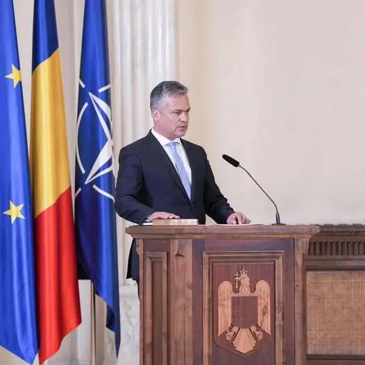 Premierul desemnat discutând despre formarea unui nou guvern în România.