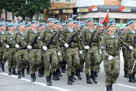 Tineri în uniformă participând la o paradă militară în Tiraspol.