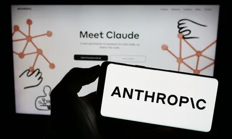 Ecran cu logo-ul Anthropic și interfața Claude.