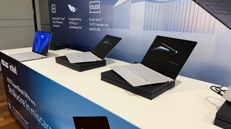 Laptopul ASUS ExpertBook Ultra, cu design subțire și ecran OLED 3K, ideal pentru profesioniști.