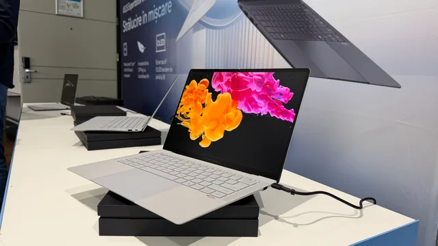 Laptopul ASUS ExpertBook Ultra cu ecran OLED 3K și design subțire.