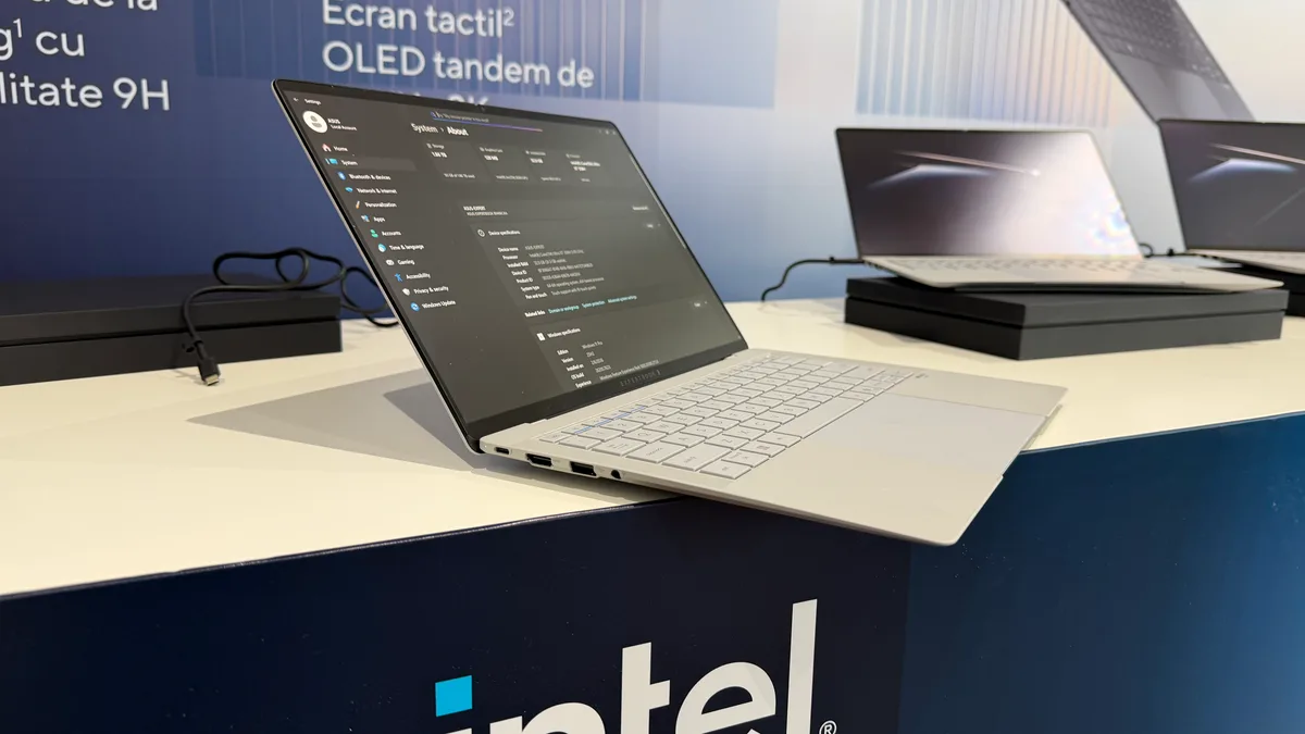 Laptopul ASUS ExpertBook Ultra expus pe un suport, cu ecran OLED 3K.