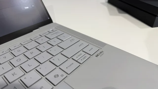 Detaliu al tastaturii laptopului ASUS ExpertBook Ultra, cu sunet Dolby.