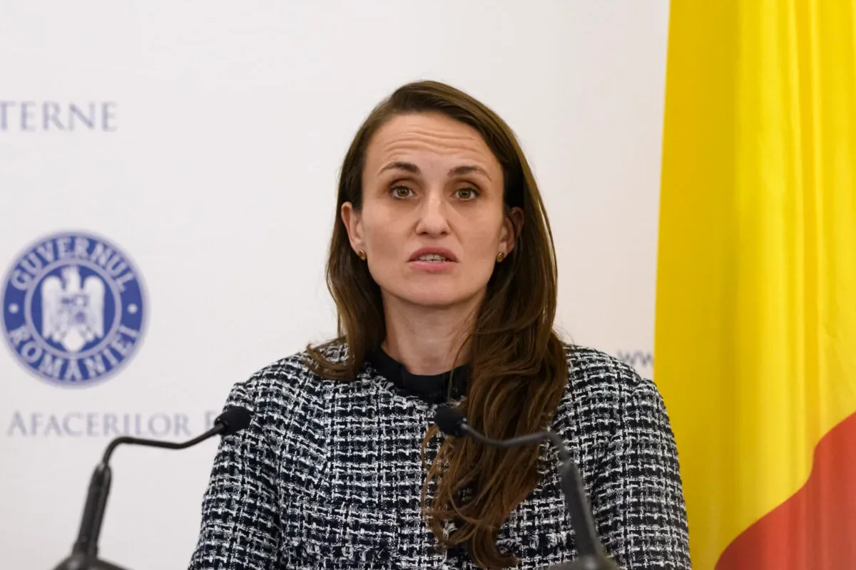 Oana Toiu, purtătoare de cuvânt, la o conferință de presă.