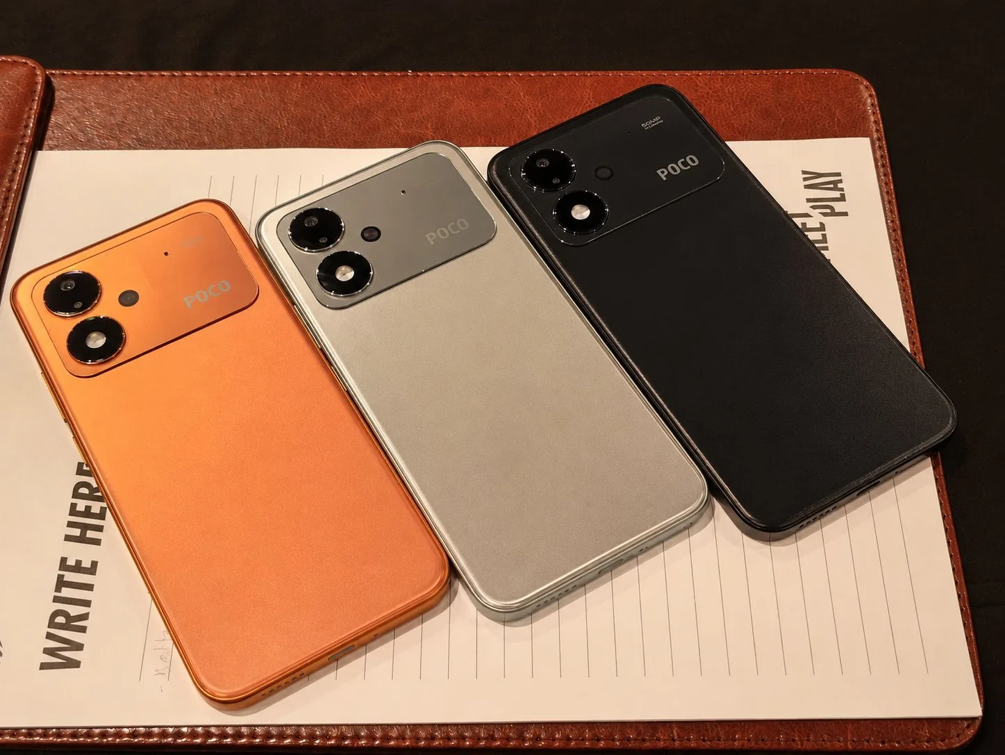Poco M8 Power în trei culori, cu design simplificat și modul foto distinctiv.