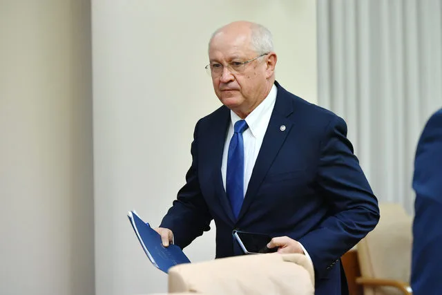 Alexandru Munteanu părăsește biroul după anunțul demisiei sale.