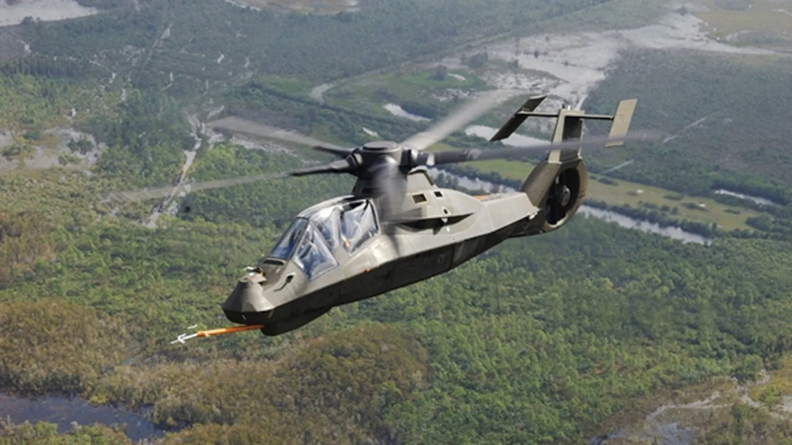 Elicopter stealth RAH-66 Comanche în zbor, simbol al inovației militare.