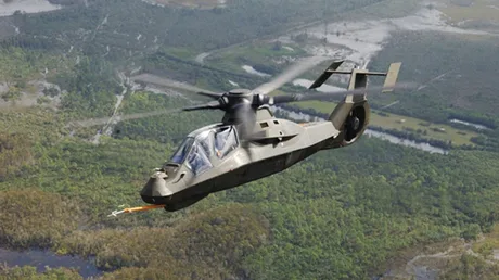 Elicopter stealth RAH-66 Comanche în zbor, simbol al inovației militare.
