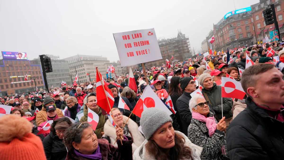 Protestatari cu steaguri groenlandeze în Piața Primăriei din Copenhaga.