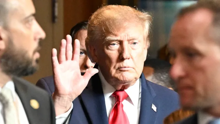 Donald Trump salutând în timpul unui eveniment public.