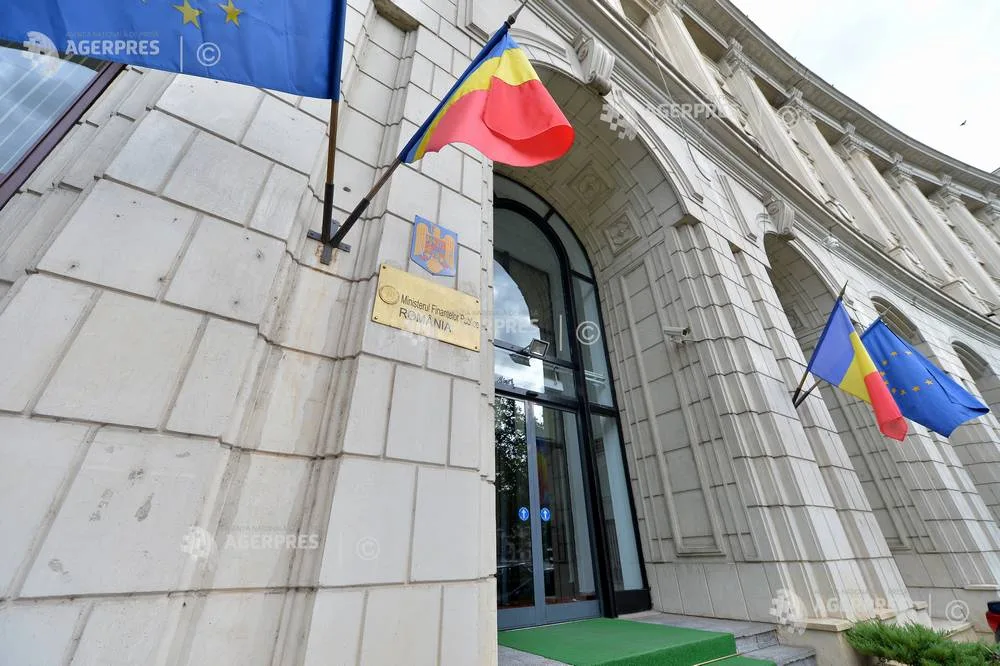 Clădirea Ministerului Finanțelor din România, cu steaguri naționale și europene.