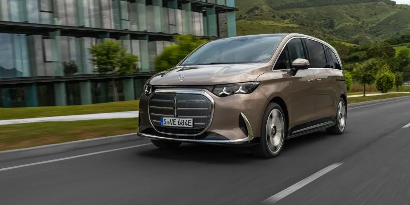 Monovolumul electric VLE 300 de la Mercedes-Benz pe drum, cu peisaj montan în fundal.