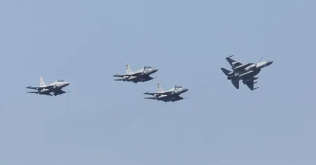 Avioane de luptă în zbor, simbolizând industria de apărare.