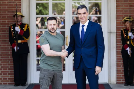 Zelenski și Sánchez se salută înainte de discuții importante la Madrid.