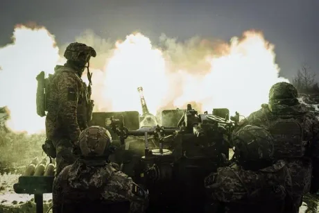 Soldați ucraineni în acțiune, pregătiți pentru apărare în Donbas.